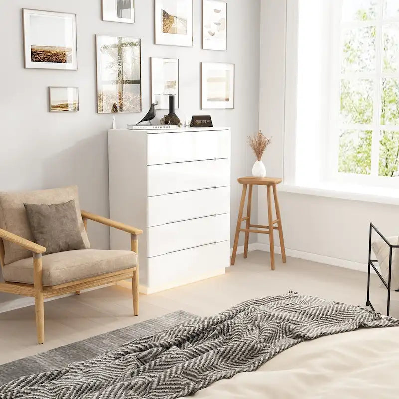Commode 5 tiroirs avec lumière LED et plateau spacieux